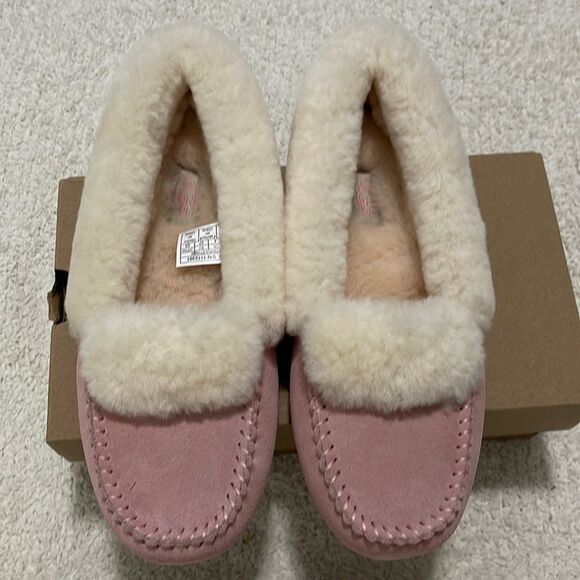 NIB- UGG - 7 - Picture 5 of 7